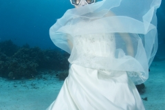 Фотосессия свадьбы под водой