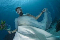 Фотосессия свадьбы под водой