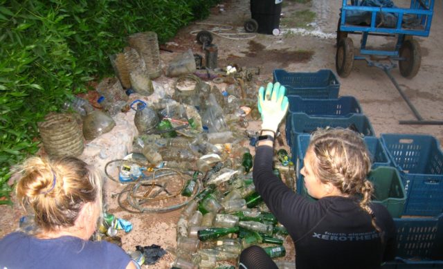 Сортировка мусора собранного на дне в рамках курса Dive Against Debris 